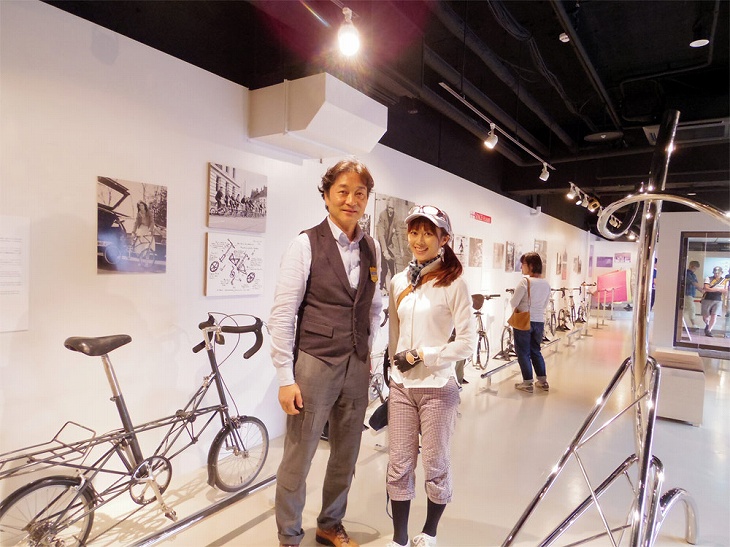 モールトン展監修の青木高弘さんと。保有モールトンは80台!もはや博士