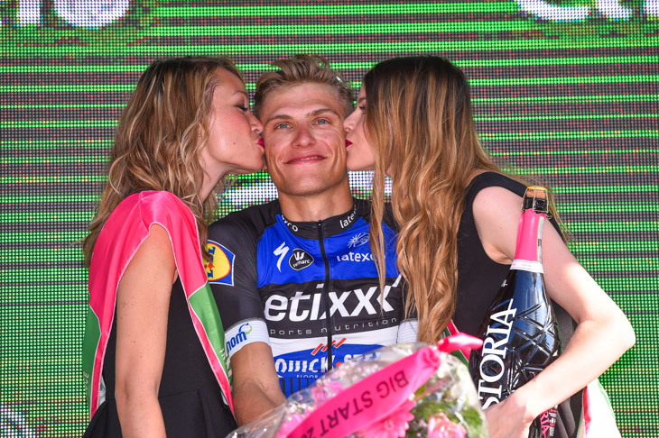 祝福のキスを受けるマルセル・キッテル(ドイツ、エティックス・クイックステップ)