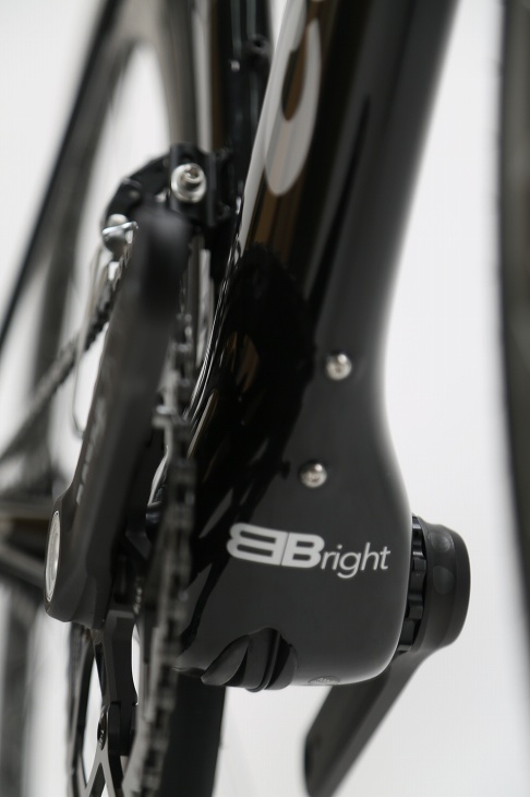 BBrightに対応するハンガー部 Di2に対応するねじ穴が用意されている