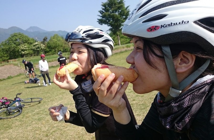 フランスパンにたっぷりとジャムを挟んでパクリ!消化の早いフランスパンは理にかなった補給食。