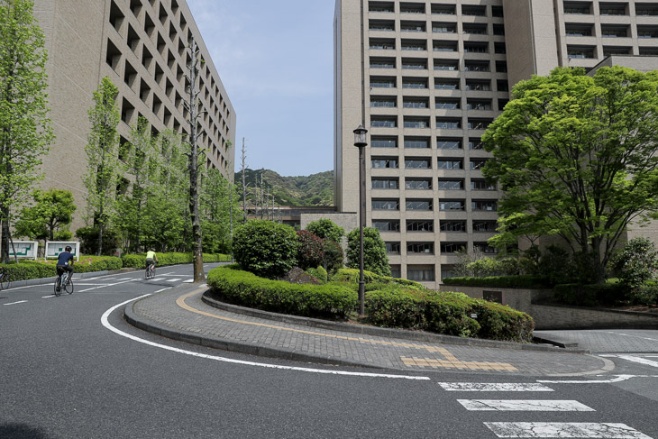 TT 地下駐車場出口からは上りが続く