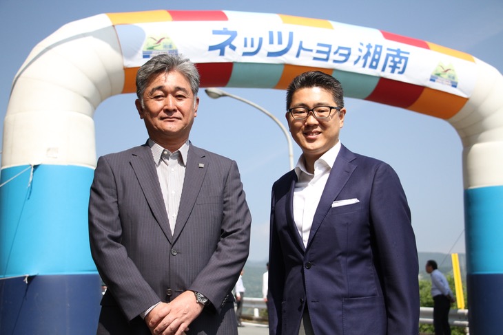 ネッツトヨタ湘南の加藤社長(左)と神奈川県議会の小澤議員(右)も来場