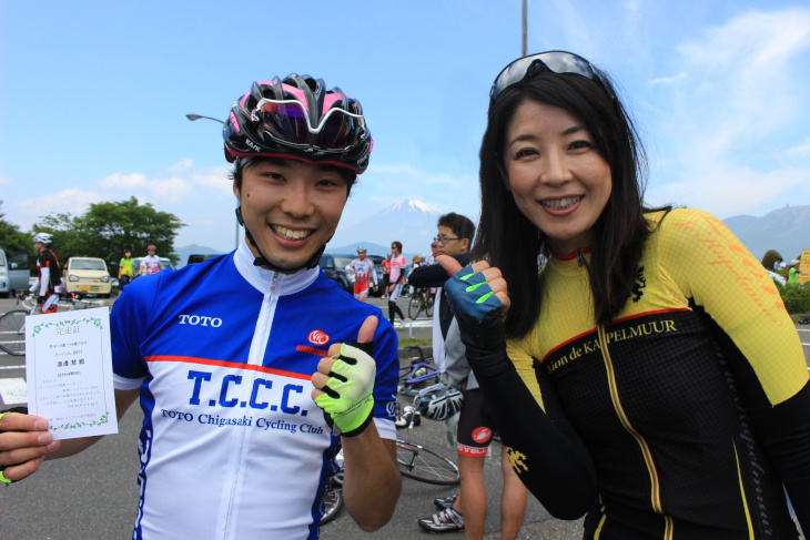 モデルの日向涼子さんは記念撮影で引っ張りだこ?