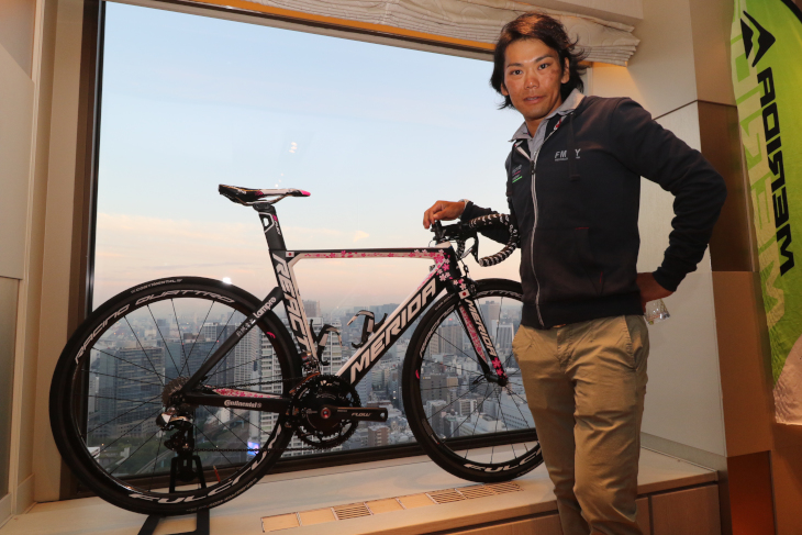 新城幸也(ランプレ・メリダ)とREACTO TEAM E 新城幸也モデル