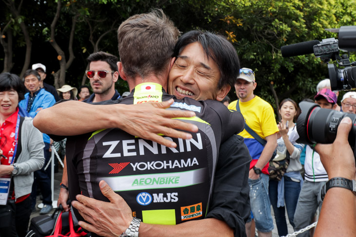 片山右京監督へビッグプレゼントをしたオスカル・プジョル(チーム右京)