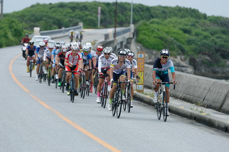 落ち着いたメイン集団。先頭にいるのは昨年覇者の杉本雄隆(CYCLISM)