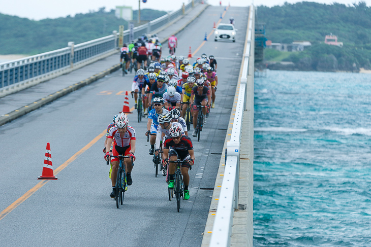 池間大橋を渡る。橋の中央部はせり上がって小山になっている(写真は184kmクラス)