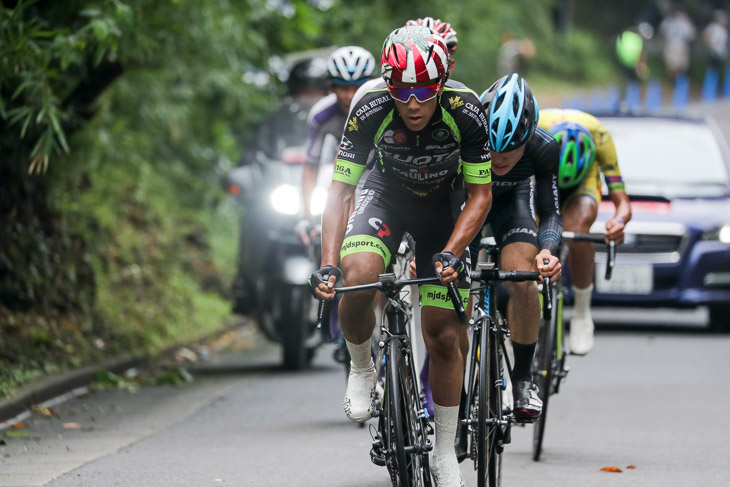 U23 8周目上り、下からアタックする小林海(Team KUOTA C.PAULINO)