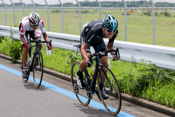 ラスト7km、11人の先頭集団から木村圭佑(シマノレーシング)がアタック、初山翔(ブリヂストンアンカーサイクリングチーム)が反応する