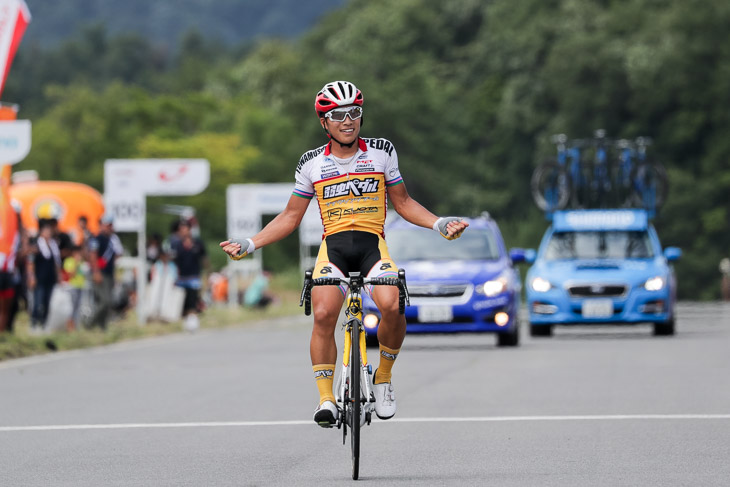 E1クラスタ 岡篤志(弱虫ペダルサイクリングチーム)が3周を逃げ切って優勝
