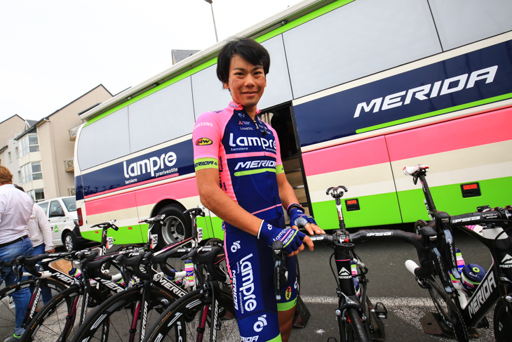 スタート前にリラックスした表情を見せる新城幸也(ランプレ・メリダ)