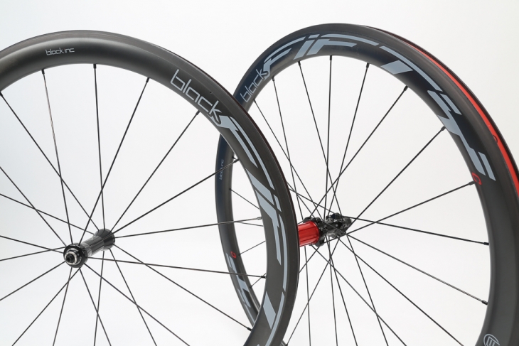 デンマークの新興カーボンホイールブランド、ブラックインクのBLACK FIFTY Cをインプレッションした