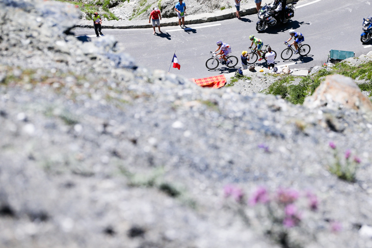 超級山岳トゥールマレー峠を登る先頭のティボー・ピノ(フランス、FDJ)ら