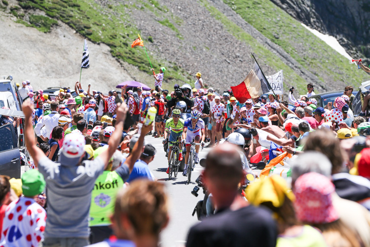 超級山岳トゥールマレー峠の頂上に差し掛かるラファル・マイカ(ポーランド、ティンコフ)とティボー・ピノ(フランス、FDJ)