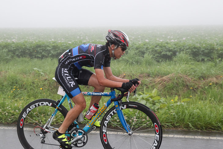 70km 58km地点、逃げ続ける池辺刀那(MUUR-ZERO)