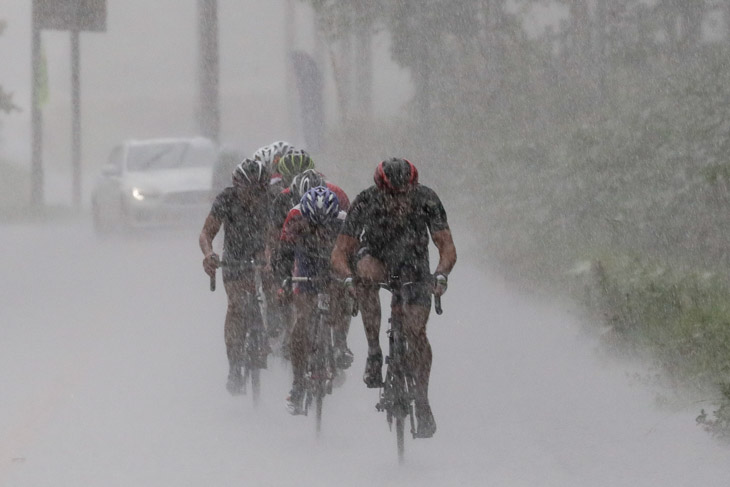 70km 66km地点、激しい雨に見舞われるメイン集団