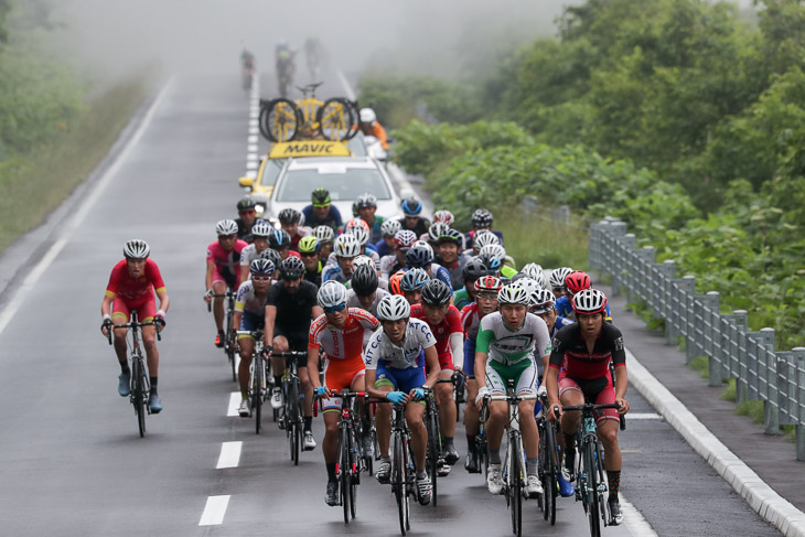 140km 45km地点、メイン集団