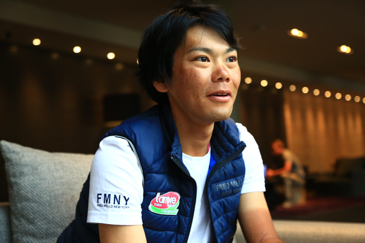 リラックスした表情で質問に答える新城幸也(ランプレ・メリダ)
