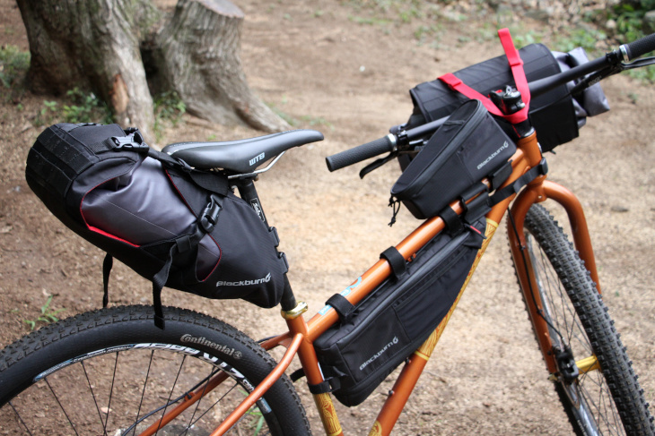 ラックなしでも大容量の荷物を運ぶことができるバイクパッキング ブラックバーン Outpostシリーズ