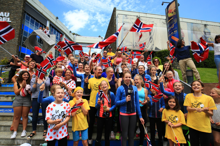 ノルウェーからの大応援団が「NORGE!NORGE(ノルゲ=ノルウェー)」を合唱する
