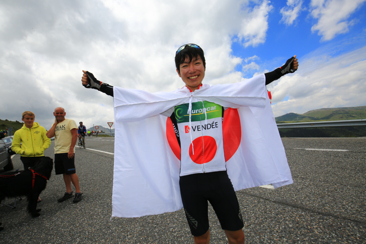 エンヴァリラ峠で新城幸也(ランプレ・メリダ)の応援をする今井さん