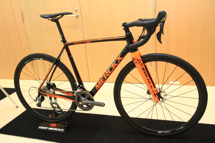 スルーアクスル化&フラットマウント対応となったカーボン製CXバイクEEKLO70