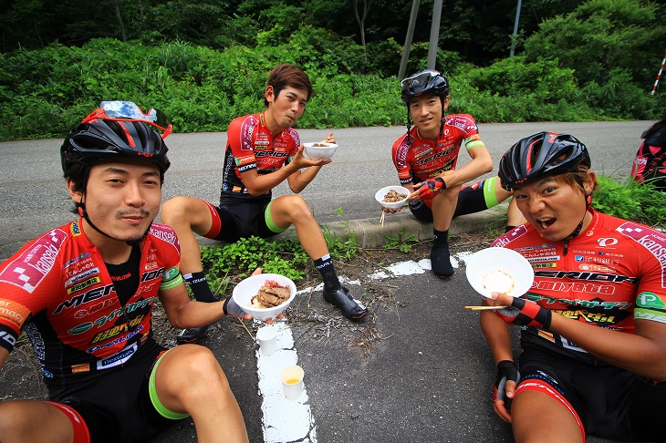 ブリッツェンのみなさんもマトン丼をいただきます! 飯野選手は既に完食