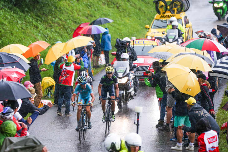 超級山岳ジュー・プラーヌ峠を通過したヴィンチェンツォ・ニーバリ(イタリア、アスタナ)ら