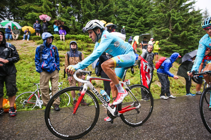 超級山岳ジュー・プラーヌ峠で失速し、17分以上遅れたファビオ・アル(イタリア、アスタナ)