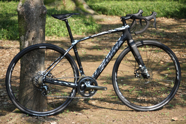 クォータ K-ALL ROAD DISC LFS(カモフレッシュホワイト、ホイールとブレーキが製品と異なります)