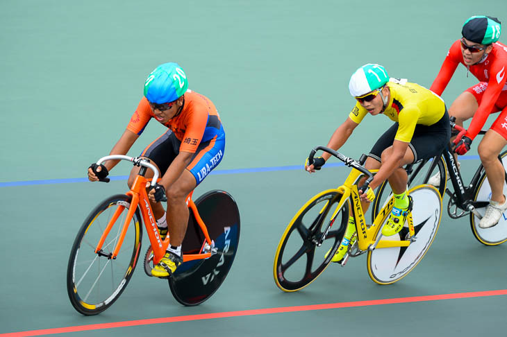 男子ポイントレース レース中盤、同ポイントの中川涼(浦和工)と鵜沼利久(白河実業)がお互いをマーク