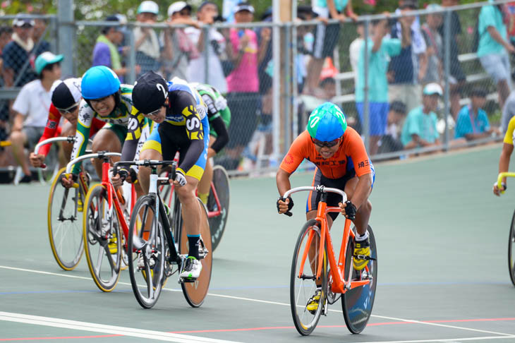 男子ポイントレース 中川涼(浦和工)が1位でゴールして優勝を決める