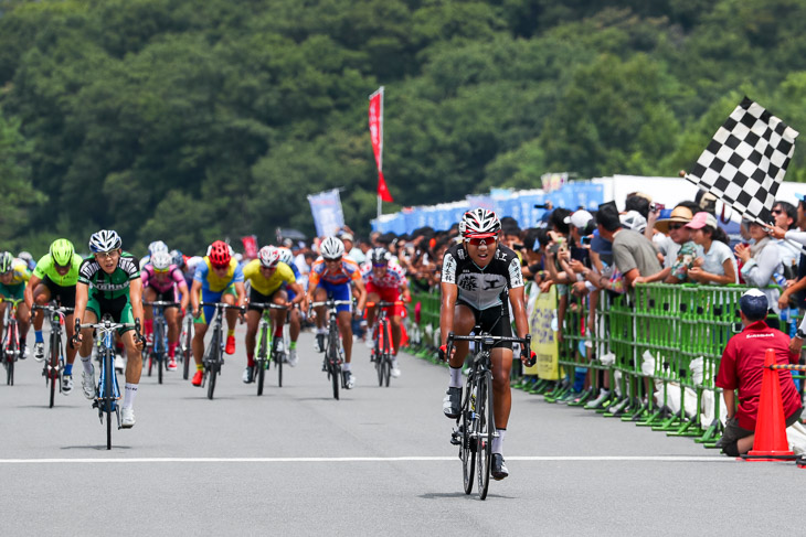 ラスト3kmで抜け出した浜田大雅(藤井寺工科)が2位、スプリントを制した日野泰静(松山城南)が3位