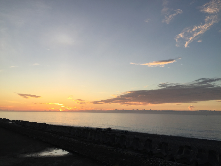 スタート地点は海抜0mから。スタート前には朝焼けが私達を迎えてくれる