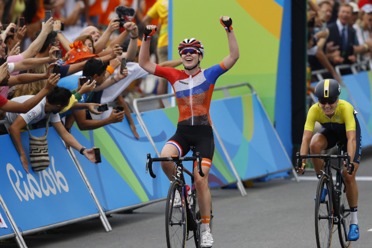 フィニッシュ前スプリントを制したアンナ・ファンデルブレゲン(オランダ)が優勝
