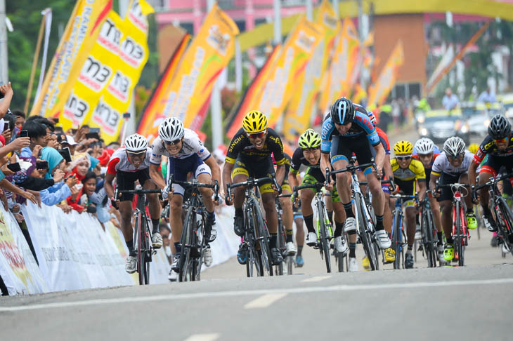 第7ステージ 2位争いのスプリントに加わる野中竜馬(キナンサイクリングチーム)