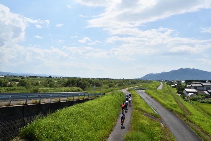 民家の奥に見えるのが「築地松」(ついじまつ)、そしてあの八雲山のふもとに出雲大社