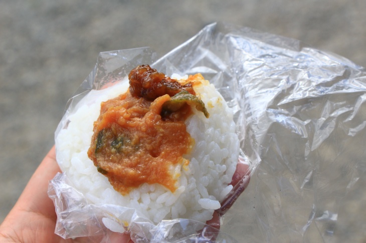味噌おにぎりを頬張ると後半も頑張れる