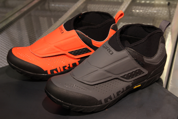 ジロ TERRADURO MID(手前:Dark Shadow/Black、奥:Vermillion/Black)