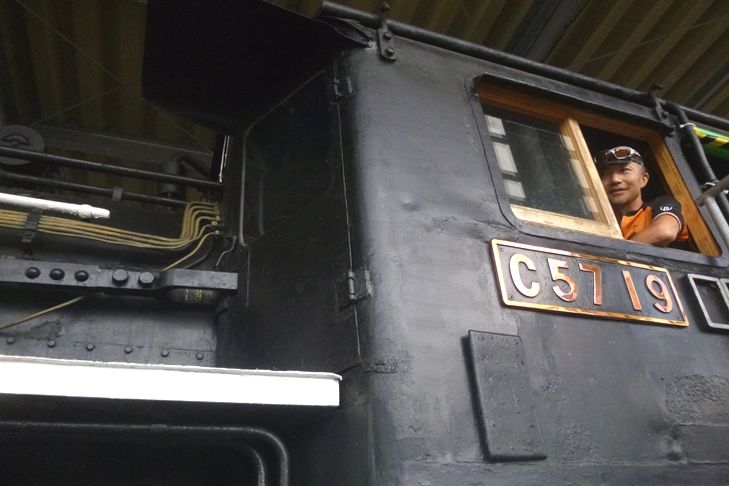 これまた大好きなSLのC57型に乗り込んでゴキゲンです(笑)