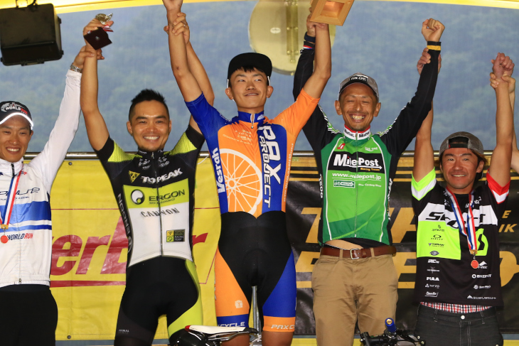 120kmカテゴリー表彰式。宮津旭(パックスプロジェクト)が優勝