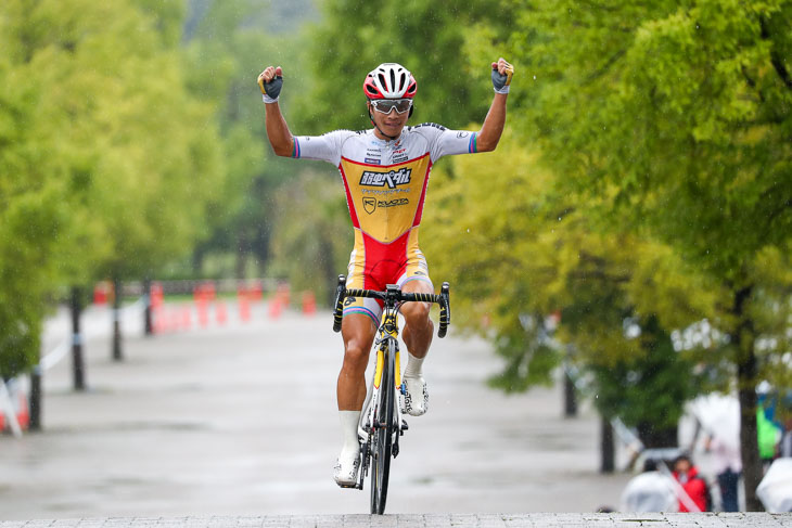 E1 岡篤志(弱虫ペダルサイクリングチーム)が18mを逃げ切って優勝