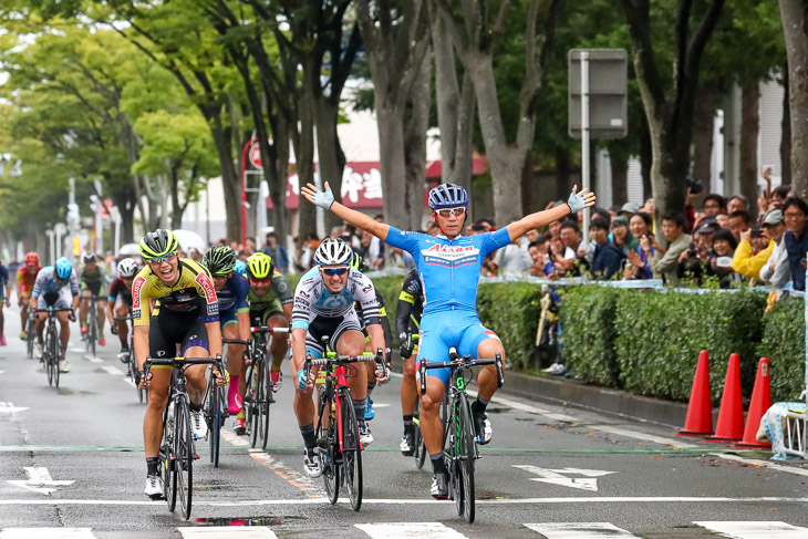 仙台クリテリウムのエキシビジョンレースで2位に入る下島将輝(那須ブラーゼン)