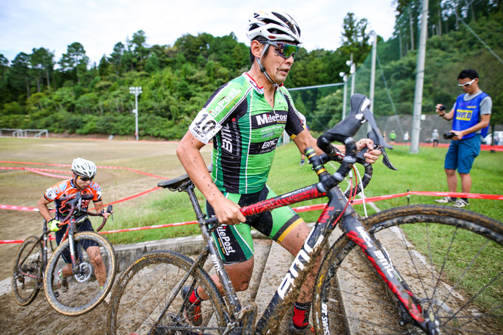 C1 レース中盤に先頭に立つ山中真(MilePost BMC Racing)