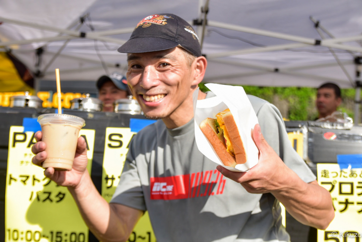 参加記念Tシャツを着ていればドリンク無料!サンドイッチとパスタと小倉トーストも参加者無料です
