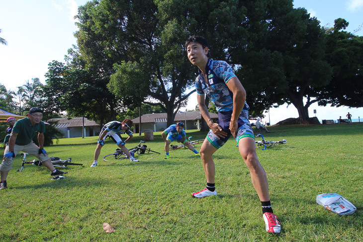 スポーツ整体師の金田智さんによるストレッチ。「走り出す前には大事です!」