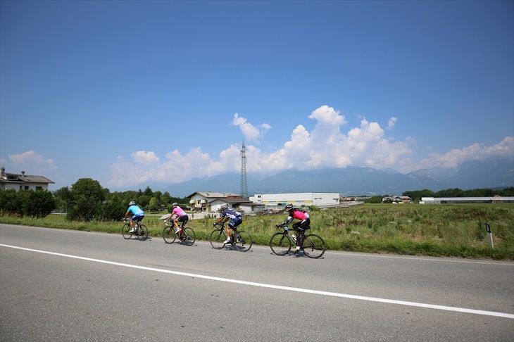 平坦区間で出会ったライダーたちと集団を形成! ハンドサインと笑顔が自転車乗りの共通語