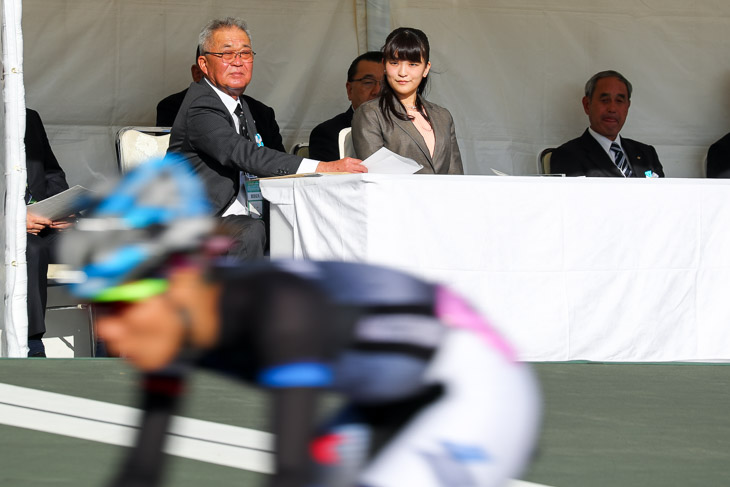 秋篠宮眞子さまが競技をご覧に。手前は塚越さくら(鹿児島、シエルブルー鹿屋)