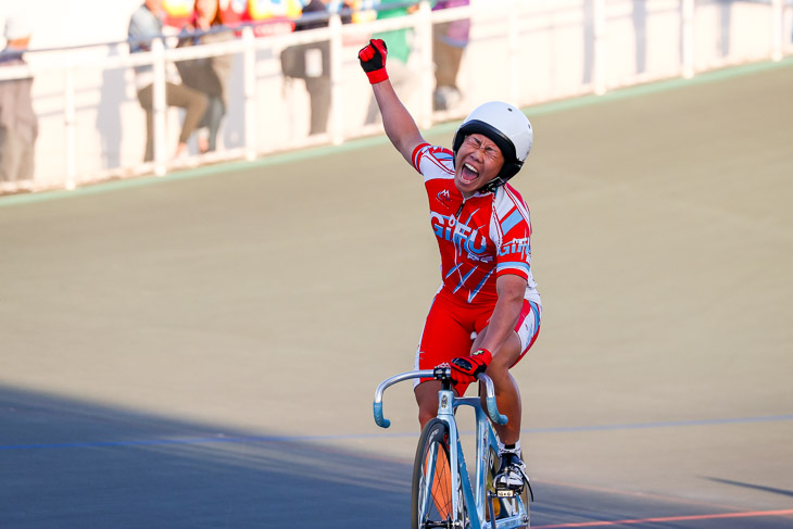 少年男子スプリント 優勝した山田諒(岐阜、岐阜第一)が雄たけびを上げる