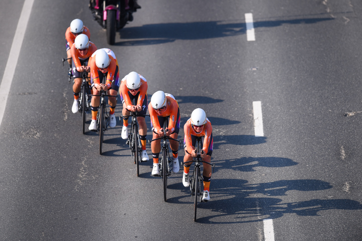 UCI女子チームTT 高速道路を快走するボエルス・ドルマンス